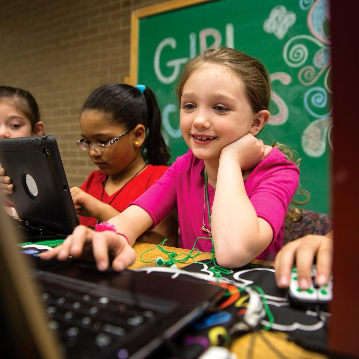 girlscouts's tweet photo. Working with @PaloAltoNtwks, we'll be developing new #cybersecurity badges!  https://t.co/YWAwy1y40q #Ignite2017 #GirlsInSTEM https://t.co/CzSUV80qqz
