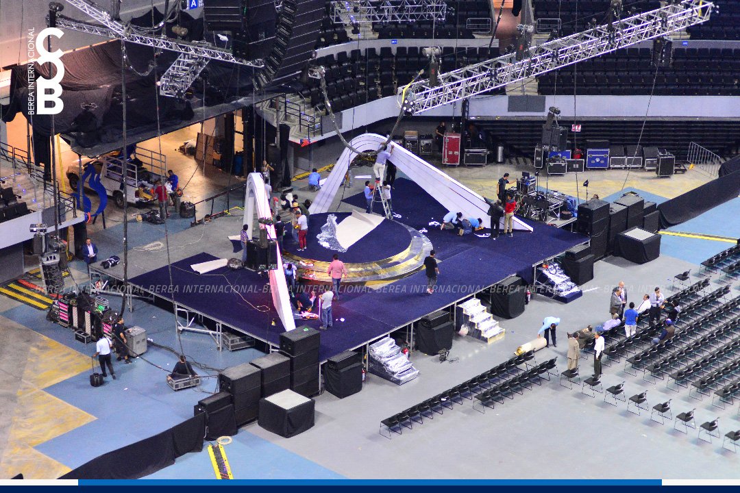 BereaInter's tweet photo. Gran faena por preparativos en la Arena CDMX.

#LLDM
#GiraUniversal2017 https://t.co/6xHUv0bzdW