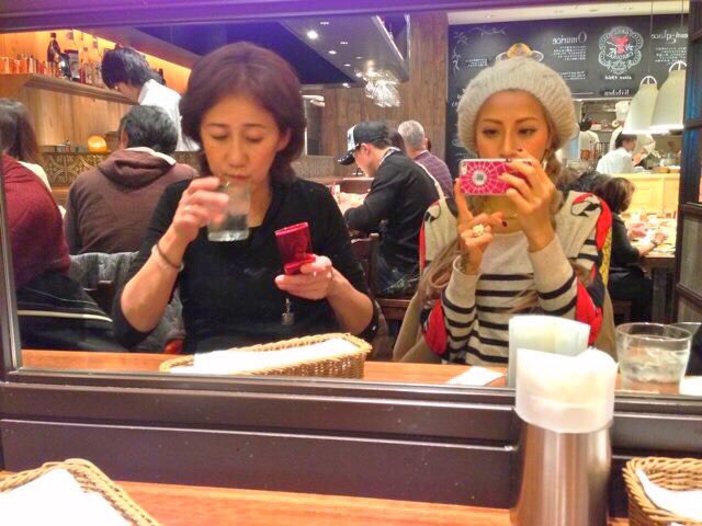J_A_S_M_I_N_E_'s tweet photo. #throwback お母さんと5年前あたりに オムライス食べに行ったんだったかな〜 #omelette #lanchtime w/ my #mommy 🍳🍗🍴 https://t.co/q8rVNo66Fo