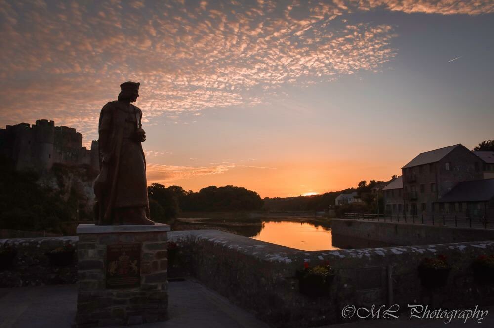 LlewellynMandy's tweet photo. This evening at Pembroke Castle with the new statue of Henry VII standing proud @ItsYourWales @VisitPembs @visitwales @WalesOnline https://t.co/FHP8MxIbv0