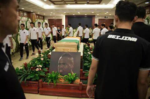 GuineeBuzz's tweet photo. #PEKIN A RENDU HOMMAGE À #Cheicktiote.Sa mémoire a été honorée mardi lors d’un service funèbre organisé à Pékin.#RIPCheickTiote #cotedivoire https://t.co/xeWxT4vNqr