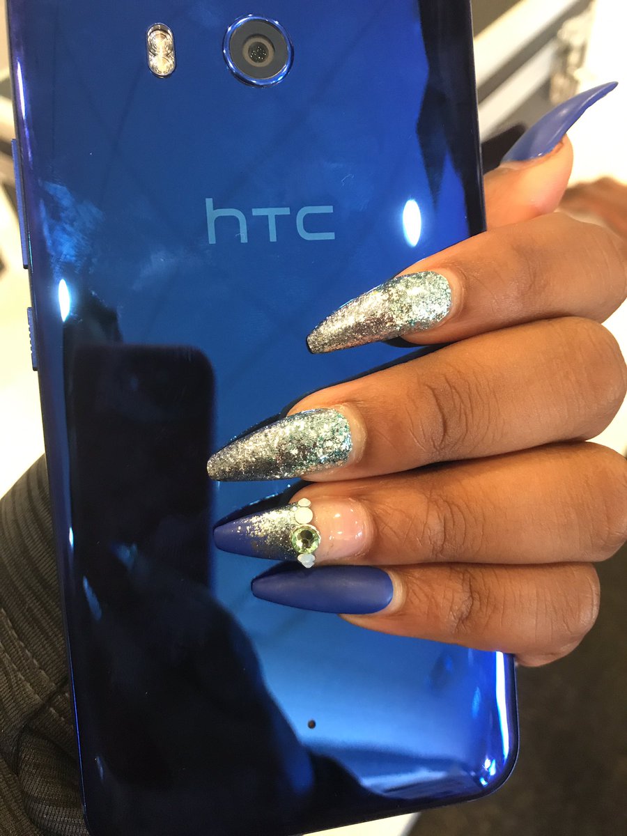 _kaaaaaaashhh's tweet photo. #HTCU11 #htcusa #agentcloyd it matches my nails #hellacute https://t.co/LFkWPdzkor