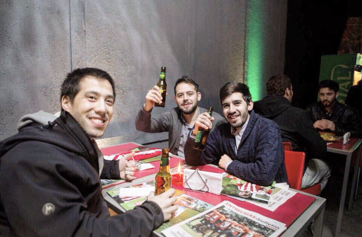 entreligas's tweet photo. Asi de bien los pasaron los #Cracks de @LYON__FC en el lanzamiento del nuevo #Entreligas 👏👏👏 ... brindando por el #Circulodorado 💪 https://t.co/GYt4v9jGTz
