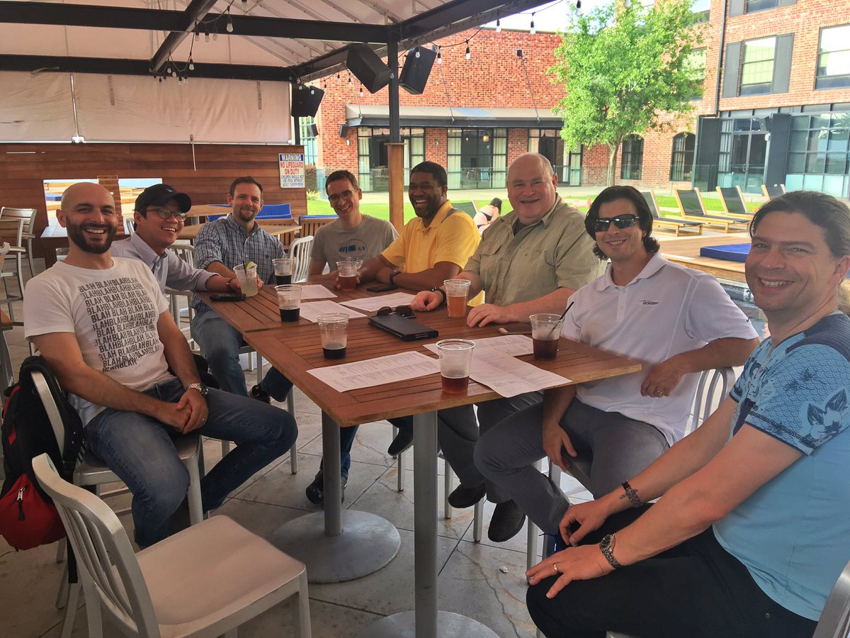 KerryOracleGuy's tweet photo. Part of the #enkitec drinking team relaxing after a long day of doing presentations at #e42016 https://t.co/DoscjyKPSS