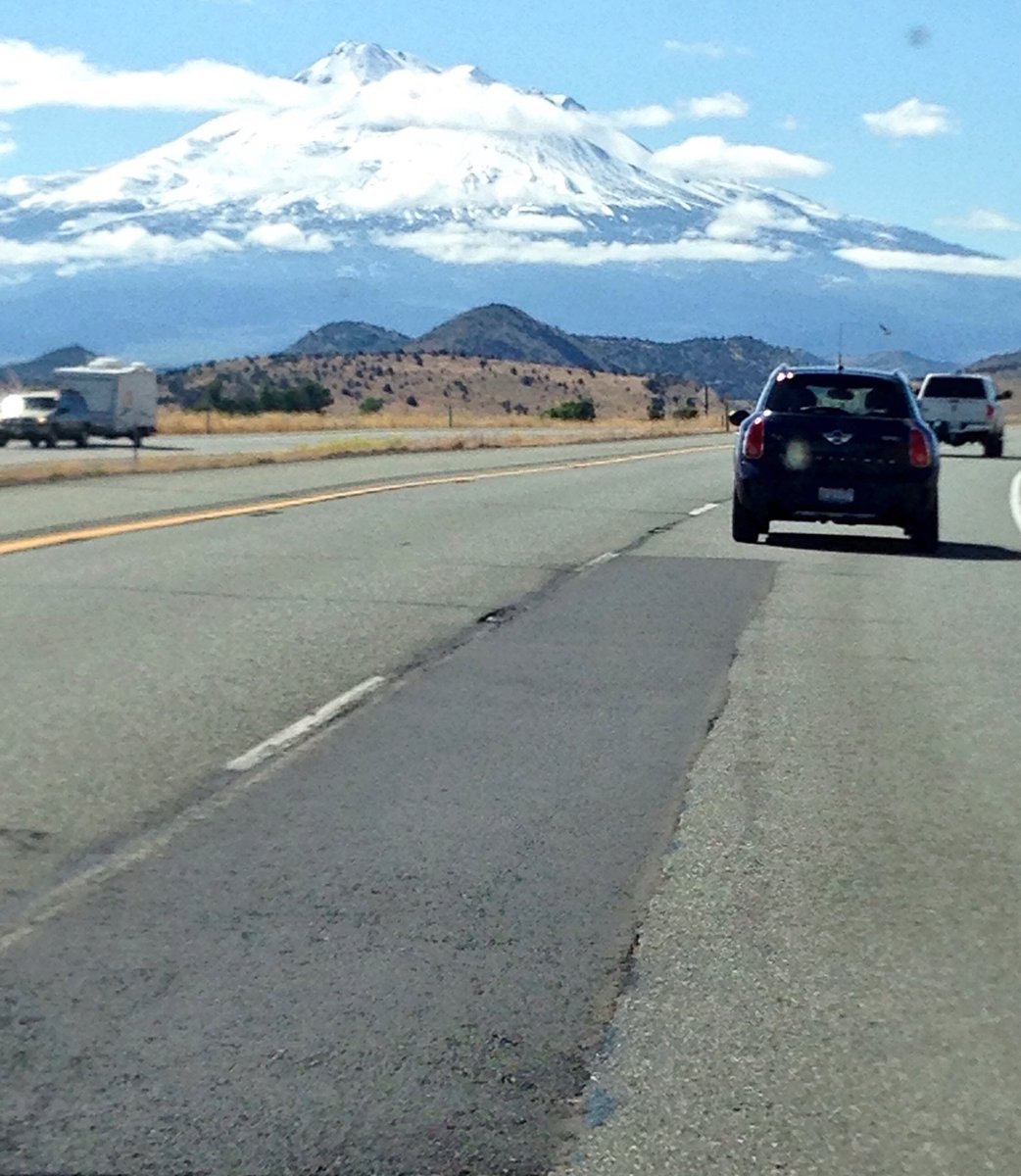 kingmorghan's tweet photo. #Beep the @MINIUSA passing #MtShasta on her way to her new home in the #Southwest!! #defylabels #adventuresofbeep #awd https://t.co/lYt8JFCSuj