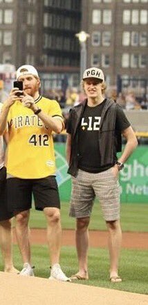 PenguinsJesus's tweet photo. When you realize everyone else is taking a picture so you'll just take in the moment and have your buddy text you his picture https://t.co/Tdw0mPSqZ5