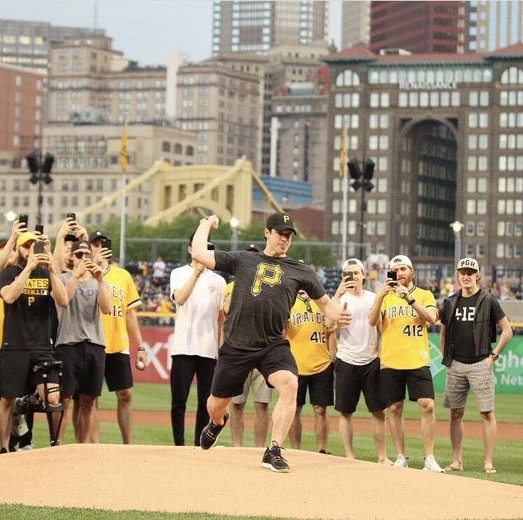 PenguinsJesus's tweet photo. When you realize everyone else is taking a picture so you'll just take in the moment and have your buddy text you his picture https://t.co/Tdw0mPSqZ5