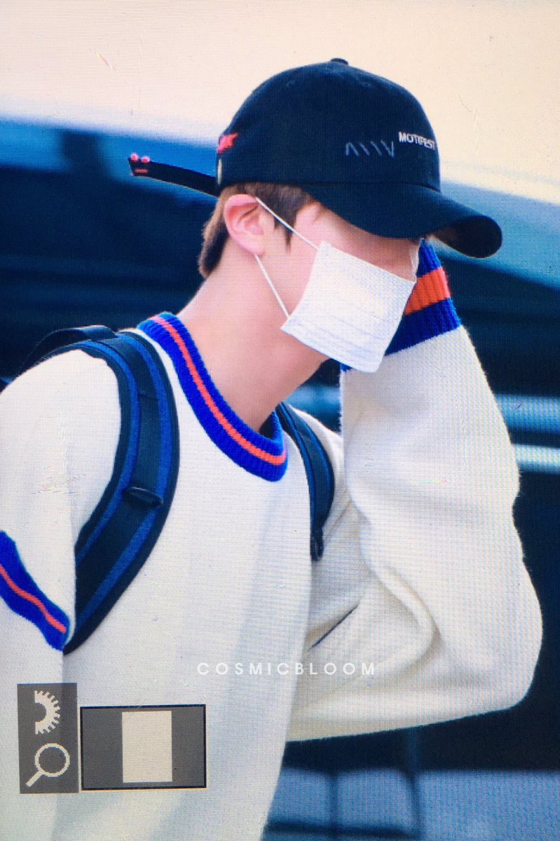 921204net's tweet photo. 170614 인천공항 출국 #석진 #진 @BTS_twt 오늘의 석진 'ㅅ')/ https://t.co/sikxDwZrvR