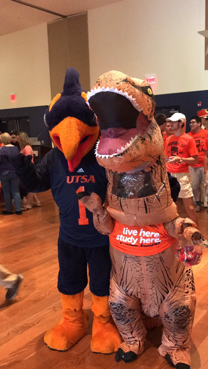 TexRexSAFC's tweet photo. RRRRAAAAHHWRRGAARRRWR!!! #MiGente #UTSA21 #BirdsUp #MascotFight https://t.co/jORkJRkhb0