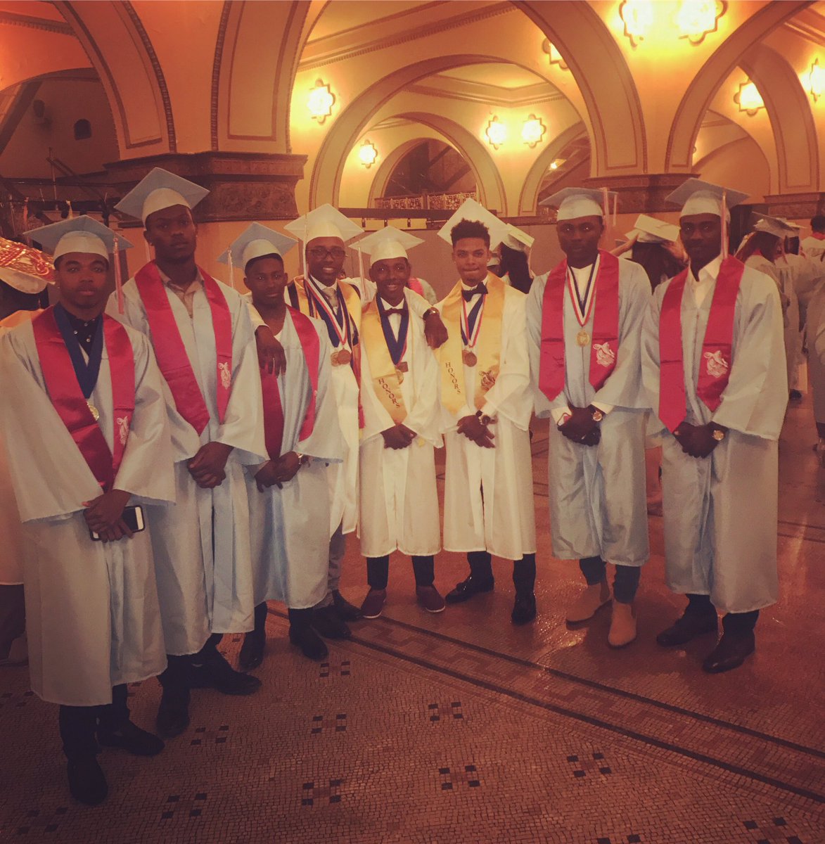 lomayo_'s tweet photo. Says a lot about you if you not feeling us 👨🏾‍🎓👨🏽‍🎓👩🏽‍🎓 https://t.co/KkumkJ2SlM
