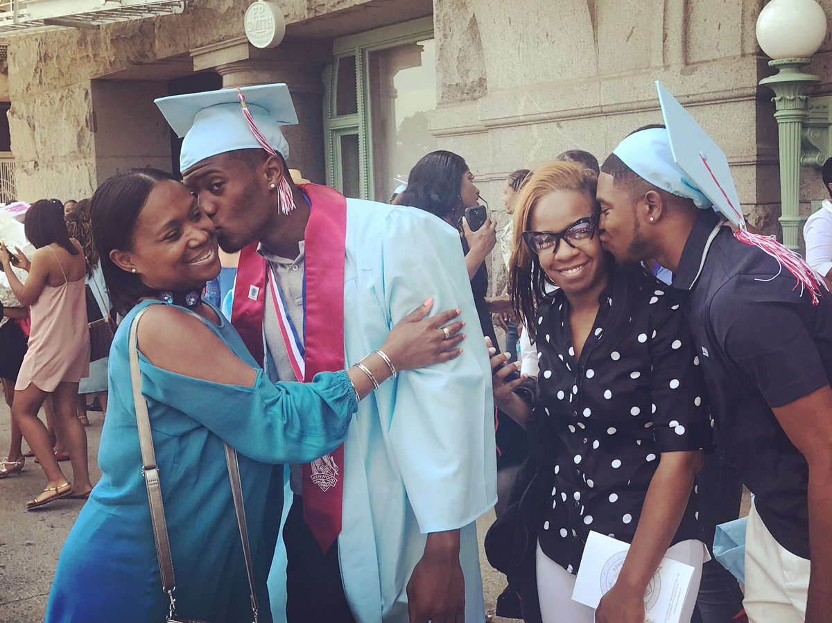 lomayo_'s tweet photo. Says a lot about you if you not feeling us 👨🏾‍🎓👨🏽‍🎓👩🏽‍🎓 https://t.co/KkumkJ2SlM