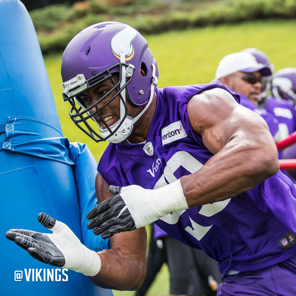 Vikings's tweet photo. Dear opposing offensive linemen,

Good luck in 2017.

Sincerely,  
@DHunt94_TX https://t.co/yfIiIRjLU3
