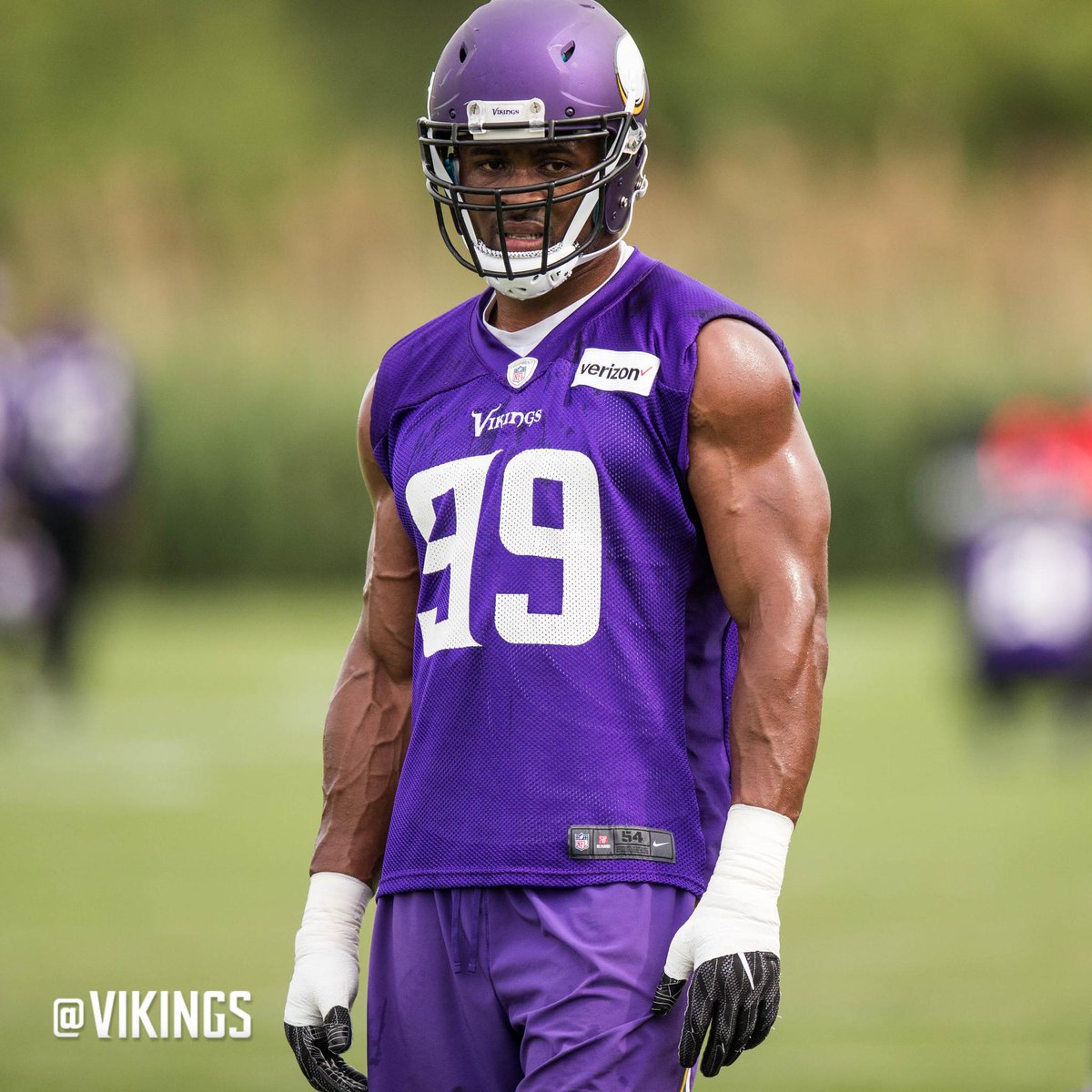 Vikings's tweet photo. Dear opposing offensive linemen,

Good luck in 2017.

Sincerely,  
@DHunt94_TX https://t.co/yfIiIRjLU3