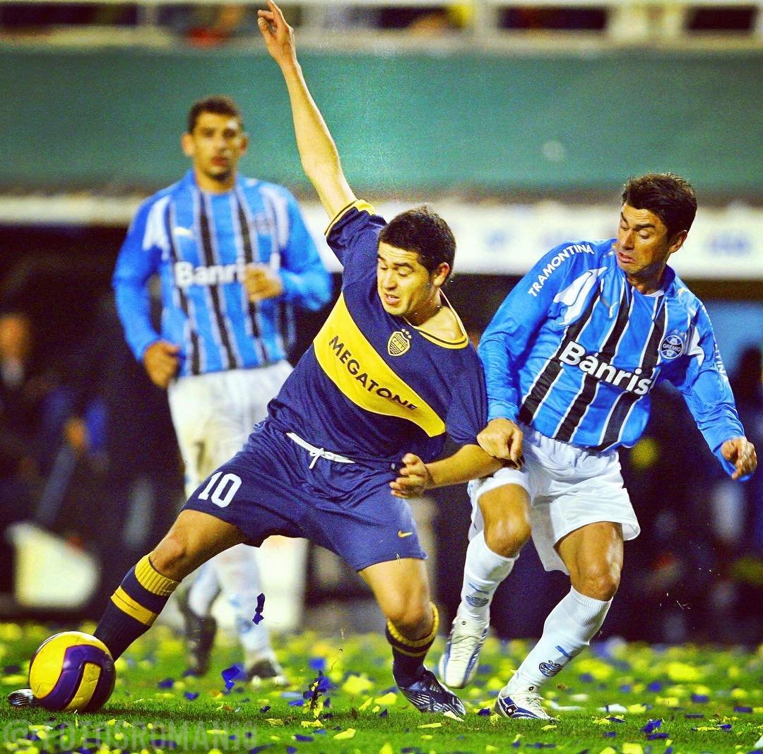 fotosroman10's tweet photo. Un día como hoy, pero en 2007, Boca derrotaba 3-0 a Gremio en el partido de ida de la final de Copa Libertadores. Riquelme anotó 1 gol. https://t.co/TFBBuHiEyT