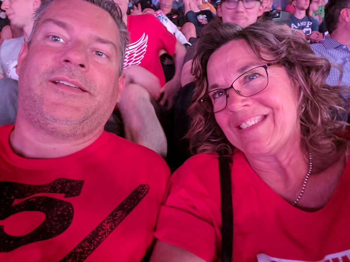 sandytoessandy's tweet photo. 11th anniversary date. #Romance #CalderCup #GoGRG https://t.co/ApBGxpbARU