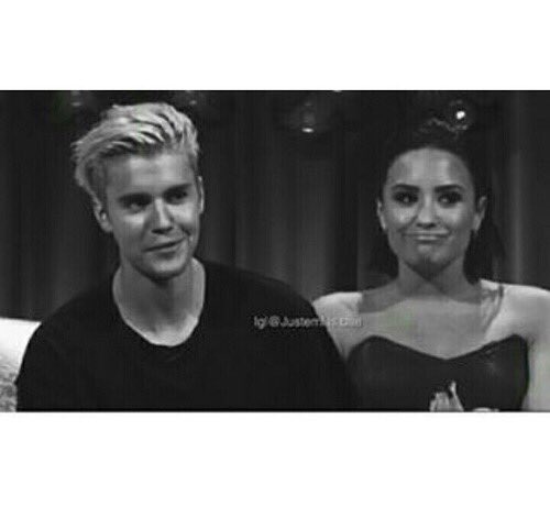 3Justinytu's tweet photo. "Como cuando J___ está en una entrevista, y les preguntan cosas íntimas😂"-Fredo en IG
"Hey bro, no nos expongas 😂"-Jus
"Shh fredo😂"-___
_A_ https://t.co/HKvfO9IjH3