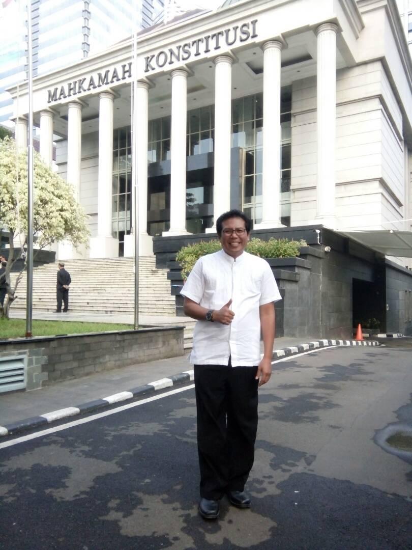 fadjroeL's tweet photo. Pagi menghadiri putusan @MK_RI tentang  #PilkadaIndependen Pk.8 WIB.Doakan menang. #PoliticalDisruption @PEDOMAN_id https://t.co/NVFjPSfNpH