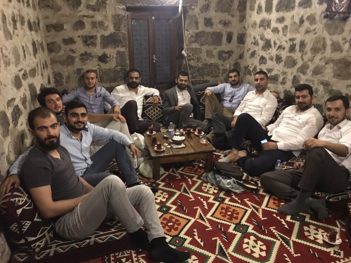 emin_cakirr's tweet photo. Geriye kalan dostluk, arkadaşlık. #Diyarbakır #Sur https://t.co/bkF9jf62Z9