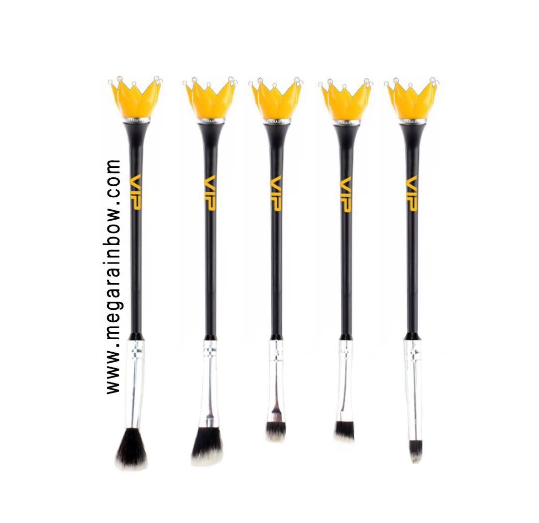 auhcesined's tweet photo. my friend sent me this &amp; I was like LMAOOOOOO YOOOOOO GURLS WE GOT EM' MAKE UP CROWN BRUSHES NOW 😂 https://t.co/jm22izO3vN