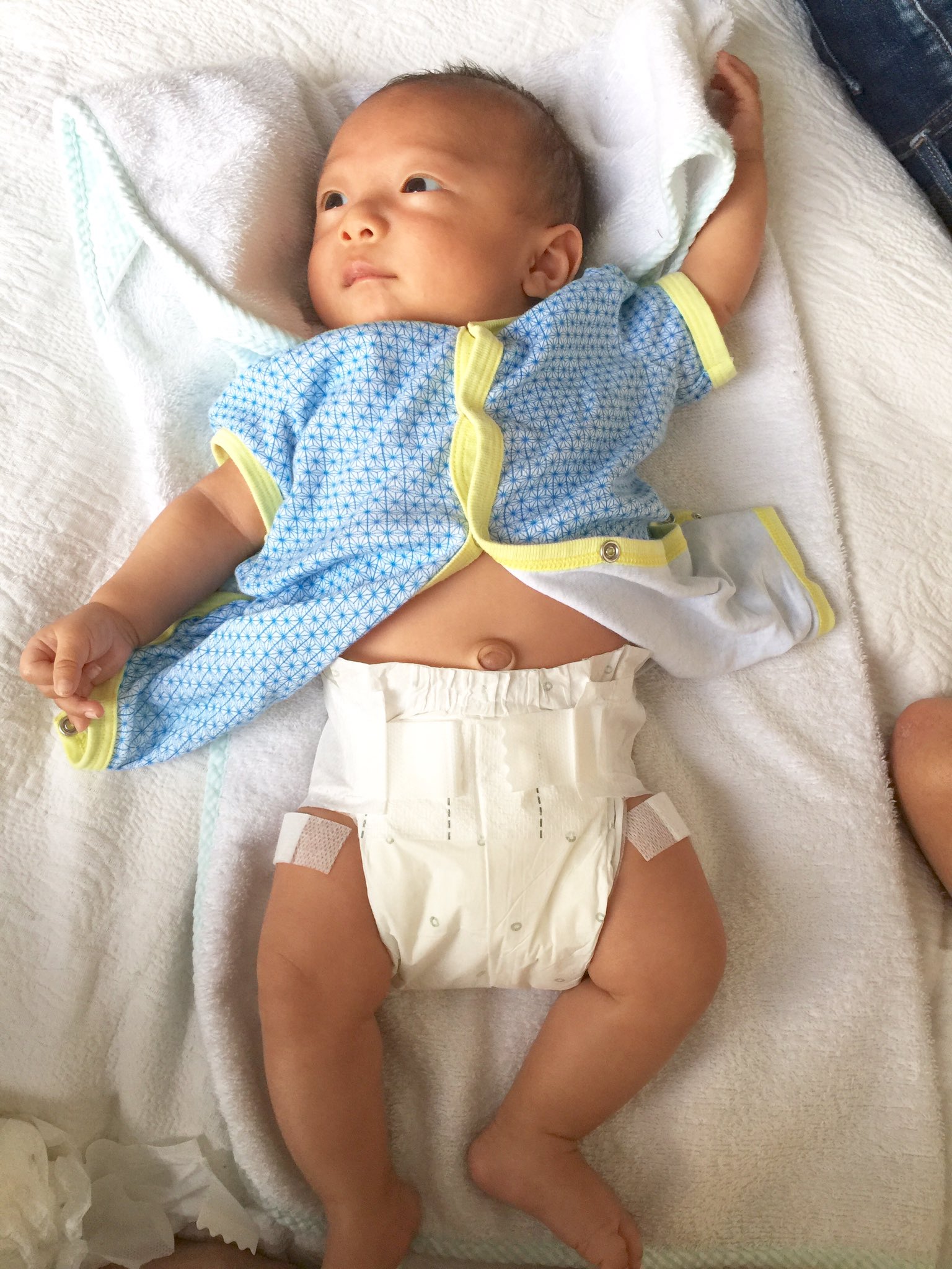 Twitter 上的 とのまりこ 初めてのワクチンを2本打った我が家のモンスター ミニラ 両方の太ももに打たれてたけど そうなんだ 赤ちゃん のワクチンて太ももなの 日本も同じなのかな 注射といえば腕と思い込んでる私が知らなかっただけなんかな パリ