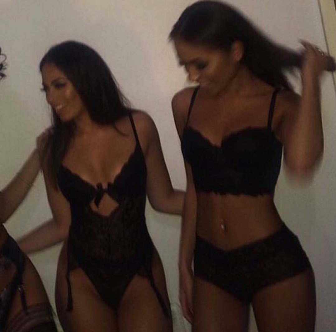 iambrennn's tweet photo. Sorry for cropping you out tasha I do love you loads tho xx 
FOLLOW or RETWEET for snapchat, i'm bored so...  
thanks guys ❤ https://t.co/ZLqLajVf1s