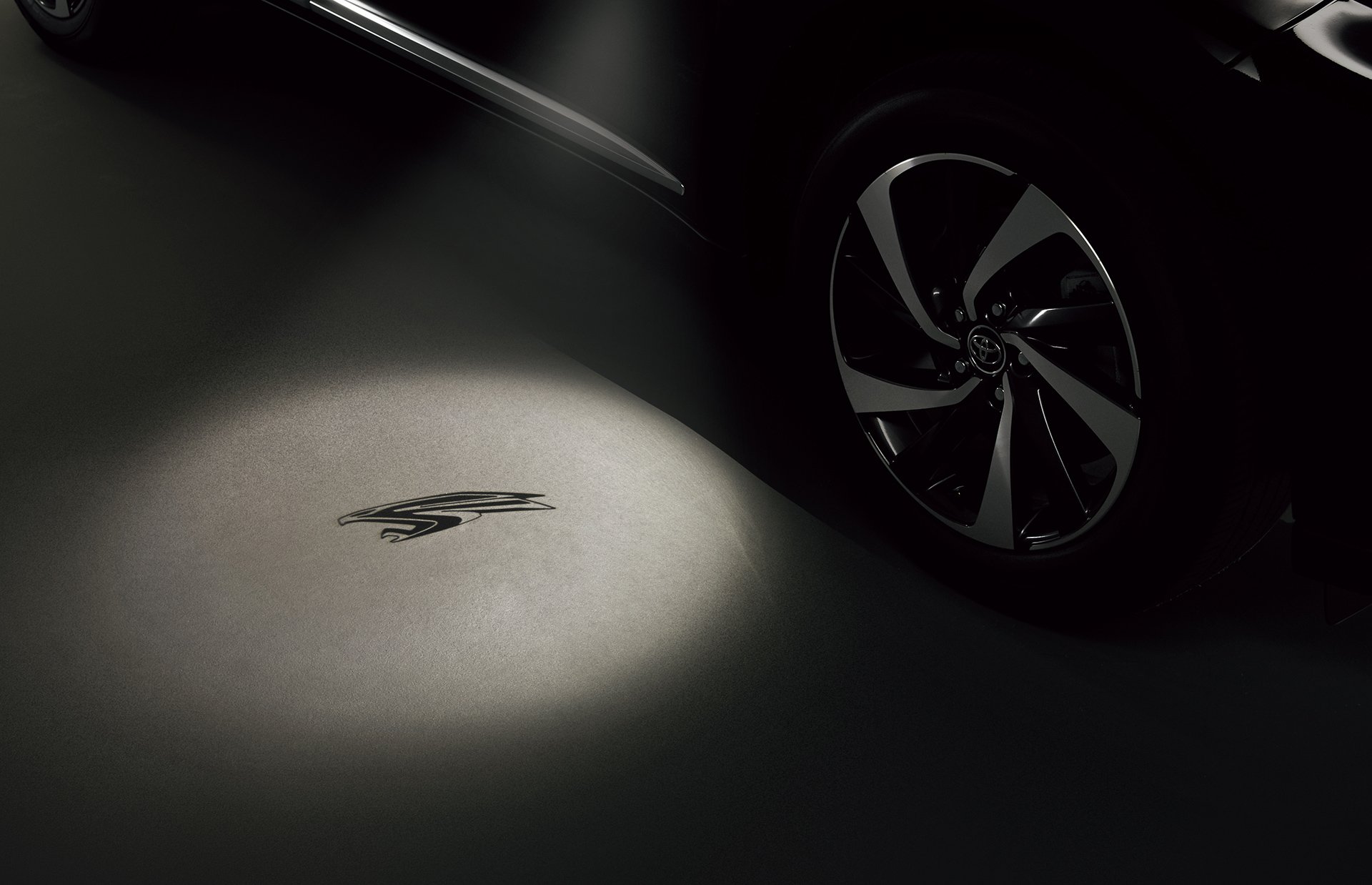 Twitter 上的 トヨタ自動車株式会社 ハリアークイズ どの車種かわかりますか ハリアーに今回 エンブレム マーク付ドアミラー足元照明 を採用しました ドアミラーの下部から光が指し 足元にエンブレムマークを投影するものですが ここで問題です ハリアー