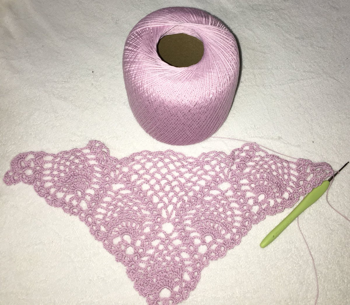 み ど ご ん Apd始めました V Tvittere 老眼鏡のおかげで編めるようになったので 笑 Atelier Mati さんの編み図よりパイナップル編みの三角ストールです 夏までには仕上げたい ๑و W و インディア雑貨レースcol12グレイッシュピンク レース針2号