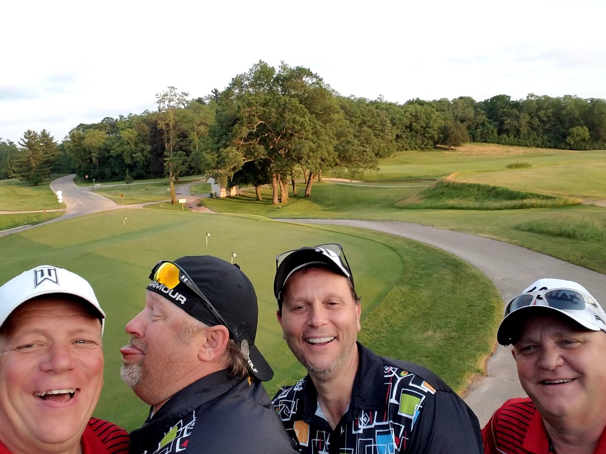 kman0808's tweet photo. #golftrip2017 #winnerswearred https://t.co/HLUJl19eXn