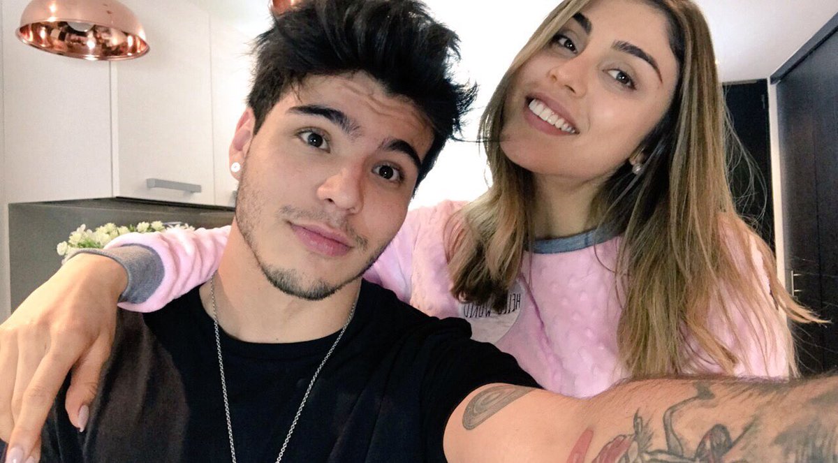 villalobossebas's tweet photo. Grabando algo con @Paugalindo ⚡️ comimos pizza e hicimos pijamada 🍕😇 https://t.co/4IefT7DnaI