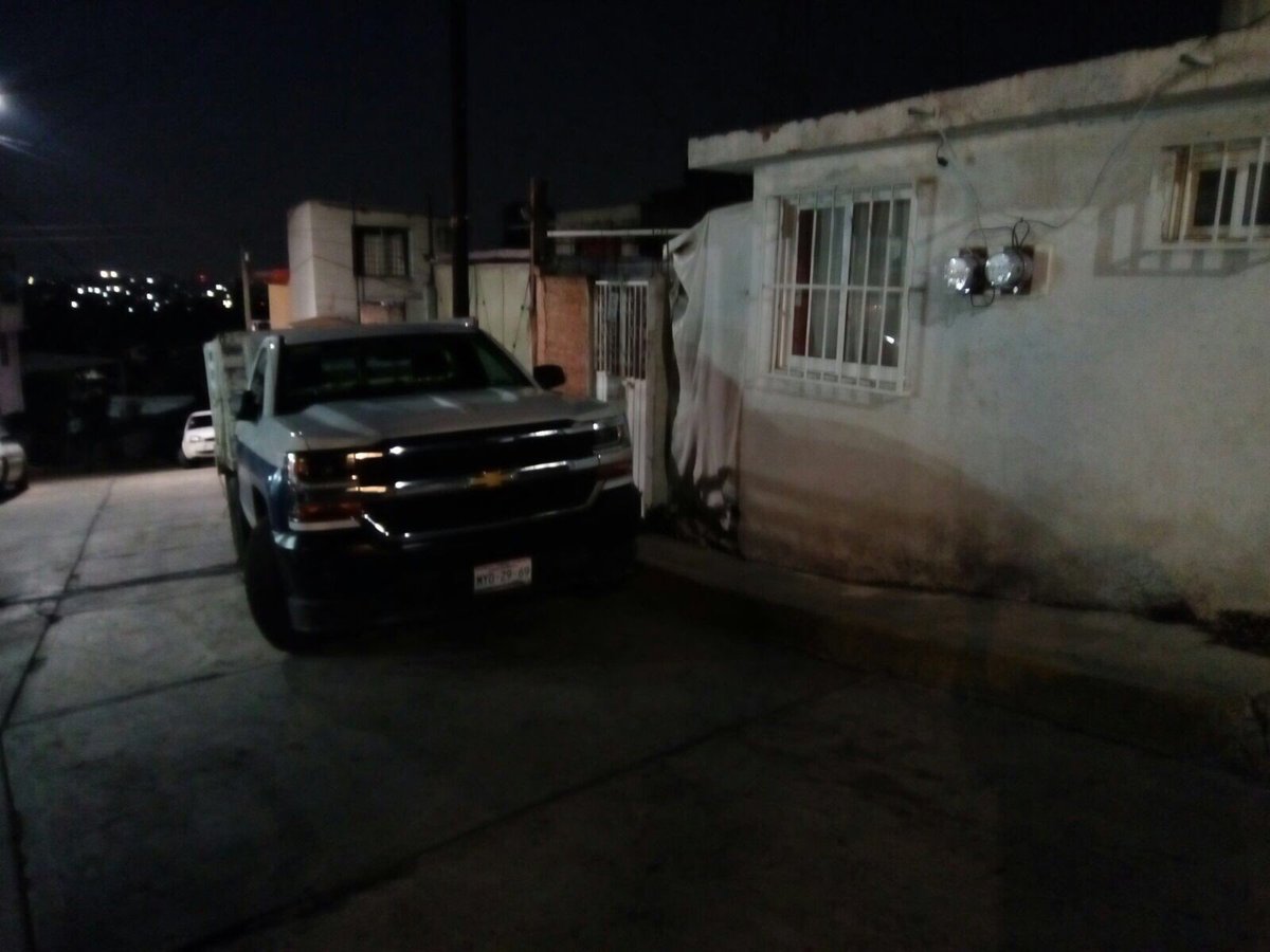 Alevazquezj's tweet photo. @NaucalpanCiudad @EdgarOlveraMX @servpubconvida  una abuelita atrapada en su propia casa, estorbando unidad MYD 2969 https://t.co/KM4hhWIDiJ
