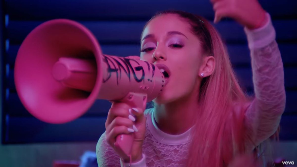 chunghainfo's tweet photo. 청하가 [지니뮤직 챌린지]에서 'Why Don't You Know'를 부를 때 노래방기기 화면에서 Jessie J, Ariana Grande, Nicki Minaj 의 'Bang Bang' 뮤직비디오가 나왔다. {제보} https://t.co/hopEGZxvTC