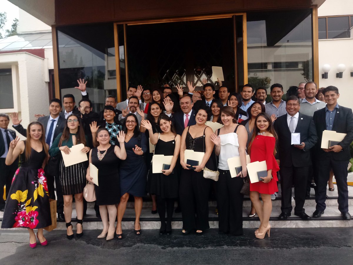 Embajadachilemx's tweet photo. Embajador Juan Pablo Lira, Director de la @AGCICHILE, con ex becarios mexicanos del Programa de Cooperación México-Chile https://t.co/wIBJj9piCc