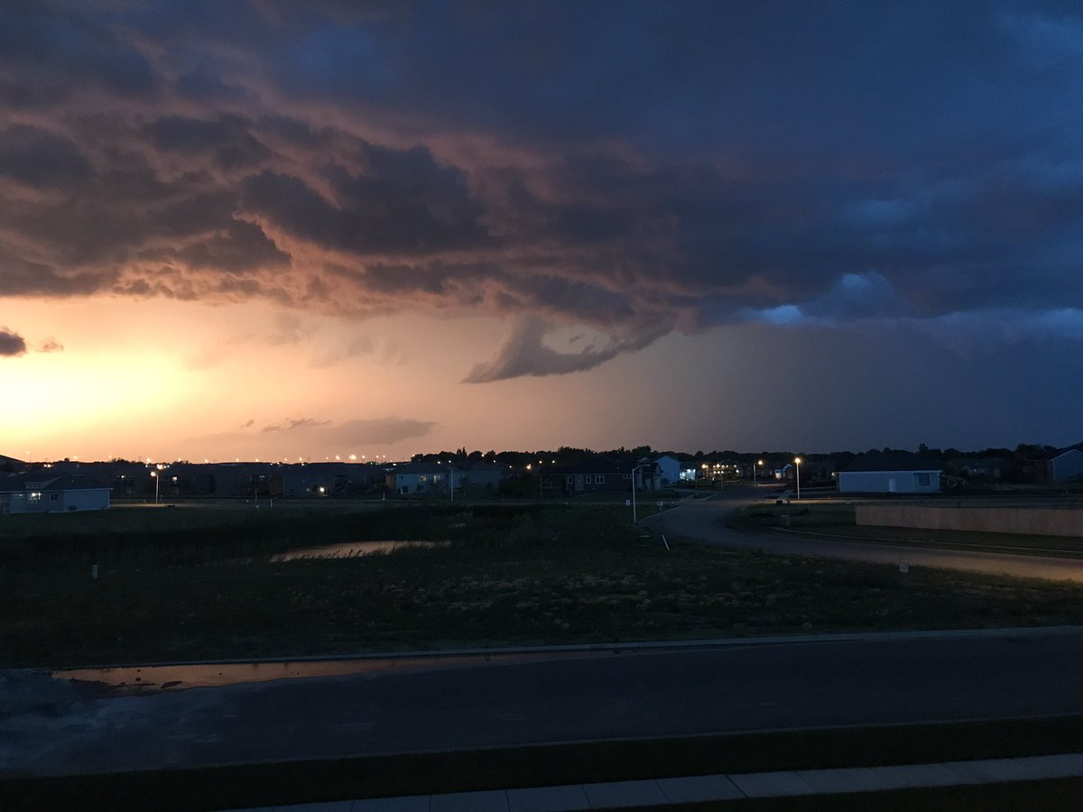 East Sioux Falls off Hwy 11, but no rain...yet @ksfynews @philksfy <a href="/shawncable/">Shawn Cable</a>