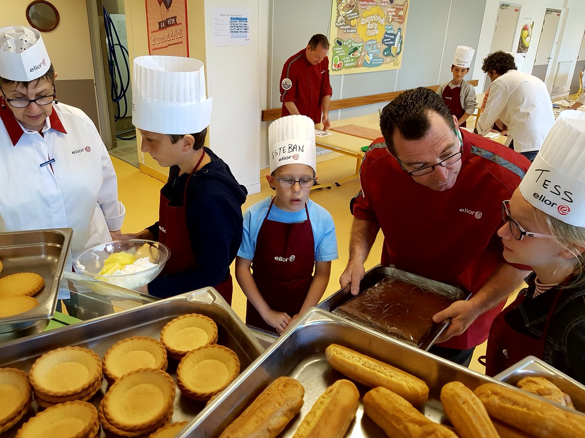 magma1970's tweet photo. Atelier des Chefs ce matin à #StNom-la-Bretèche. Laissons les enfants👫 imaginer les prochains desserts @Elior_France #stmichelbiscuits https://t.co/GxFeHGSvph