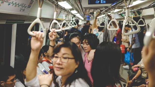 kumparan's tweet photo. Punya cerita tak terlupakan dengan transportasi publik Indonesia? Yuk, share pengalaman dan ceritamu! #ReadersTask https://t.co/NRsiN4ryvH https://t.co/ZnmrW0vteZ