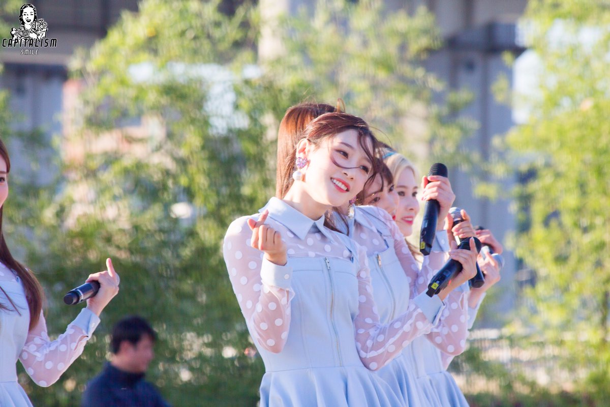 CapitalismSmile's tweet photo. #다이아 #정채연 #버스킹 #170610한강 https://t.co/3EhbVUxUZc