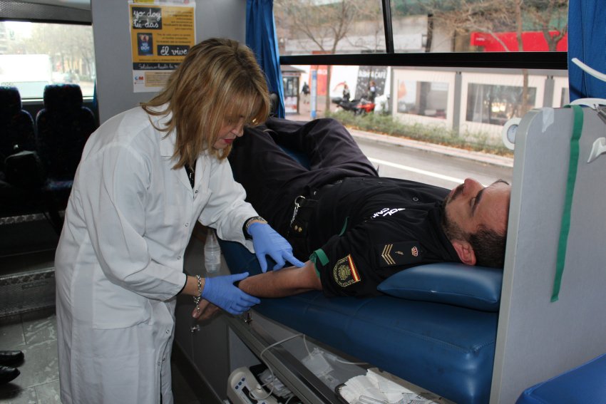 Con un pequeño gesto que dura 10 minutos, salvarás 3 vidas... ❣Conviértete en un héroe. #DonaVida #DíaMundialDelDonanteDeSangre