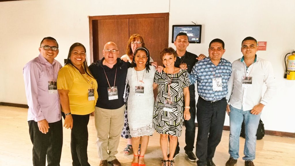 MaestriaDidacti's tweet photo. Estudiantes Montería de  Maestría en Didáctica con presidente de ARNA Joe Josh en @ARNA2017 and 1 Global Assembly for knowledge democracy https://t.co/Crs7yFXVvw