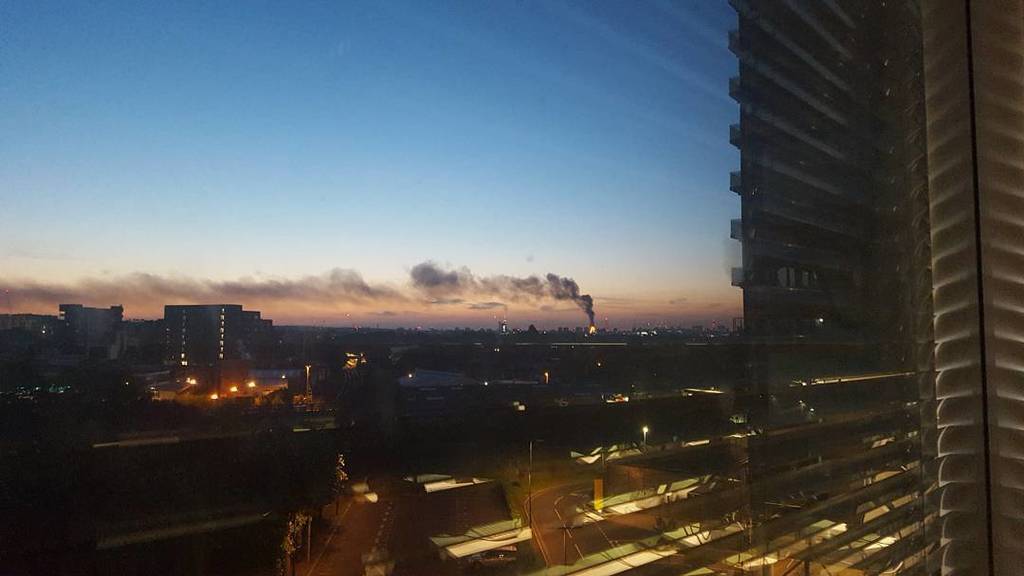 Grenfell Tower fire as seen from Chiswick Park bit.ly/2sqDiId