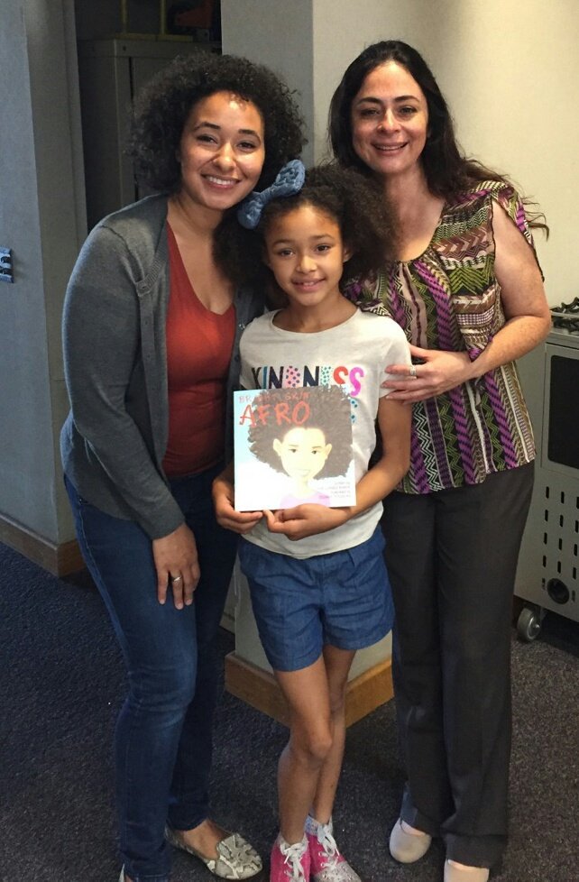 BosLangAcademy's tweet photo. A mother inspired her daughter to respond to bullying by writing a book w/a positive lesson! Many sts were inspired today! @CajonValleyUSD https://t.co/ayFUZALLpK