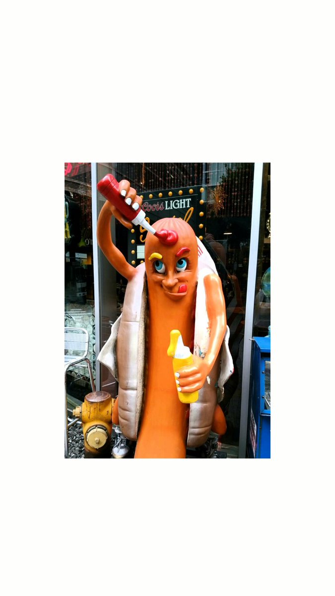 こんにちは👋😃#ラーメン 屋だって、#ホットドッグ 食べたい時がある！それにしても #すごい #顔 …😓 #アメリカン #ランチ #ケチャップ