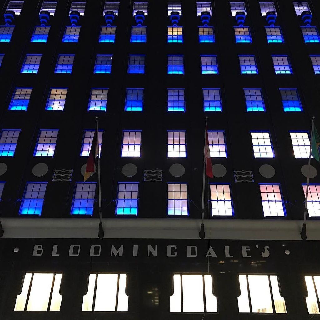 RachelKlein's tweet image. Fave landmarks lit up + uncrowded sidewalks = all the motivation I need. 👟#latenightrun #firstof2017 #thehotterthe… ift.tt/2rZ0fRc