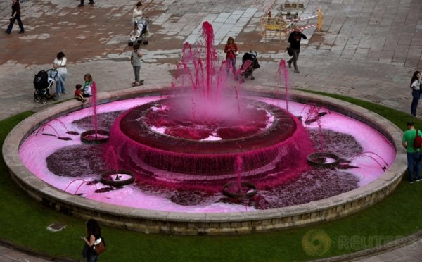 okezonenews's tweet image. [FOTO] Sambut Hari Donor Darah Sedunia Air Mancur di Spanyol Berkelir Merah okz.me/CYcOB