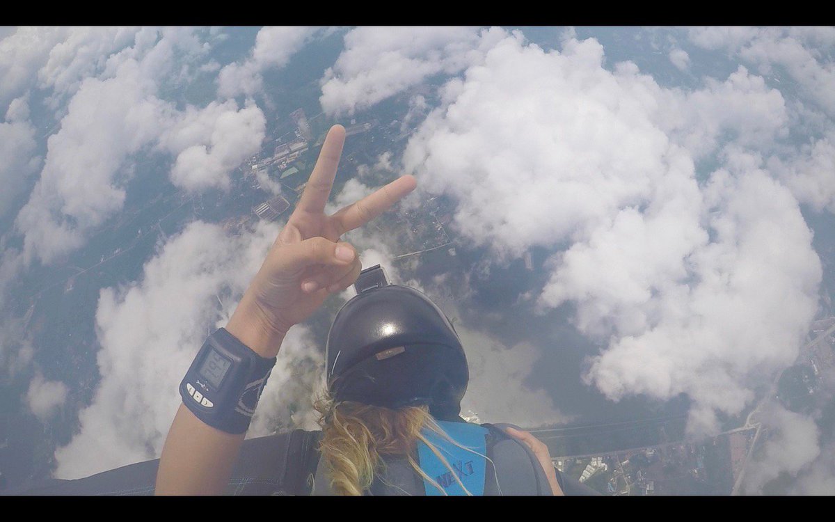 eveenapple's tweet photo. like a bird touch the wind ⛅️
#rodiowingsuit #skydive #funjumper #thaisky #awesome https://t.co/KirCJmaQLP