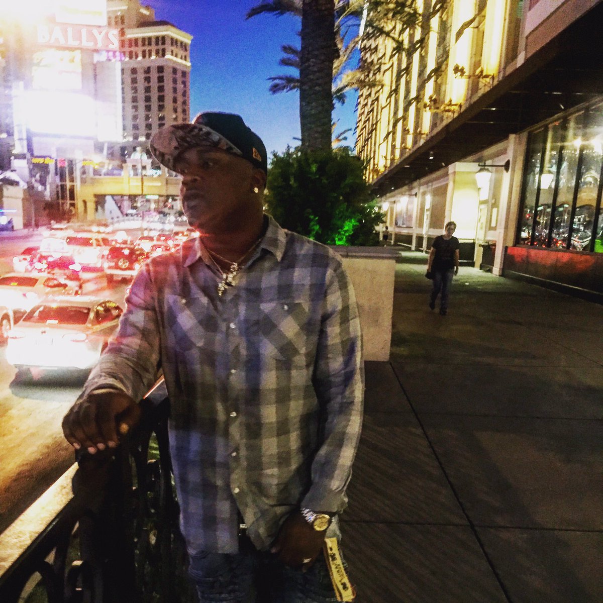 XXLNEWNEW's tweet photo. @khochela Finally Dropped his debut album "Red Roses" Listen now 
https://t.co/Ltlhk3qgyW https://t.co/sCiLIHABw7
