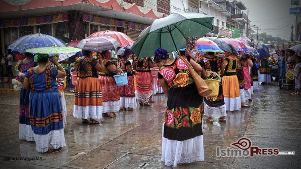MartinVargasMX's tweet photo. #Video La #TormentaCalvin no detuvo la fiesta en el #Istmo de #Oaxaca https://t.co/sNBnLLWOO6 https://t.co/AC2IWQzJu8