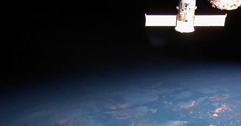 __oort__'s tweet photo. 2,100km S of Perth #Australia 🇦🇺 https://t.co/j4dKaZFRj0 https://t.co/lTprdN4dDV