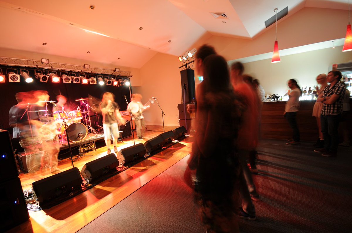 VisitAW's tweet photo. Albury Wodonga's pubs and clubs have a great selection of free mid-week entertainment. #AWEntertainment #visitAW https://t.co/UIeTvdQEY3 https://t.co/nXbgpje5UA