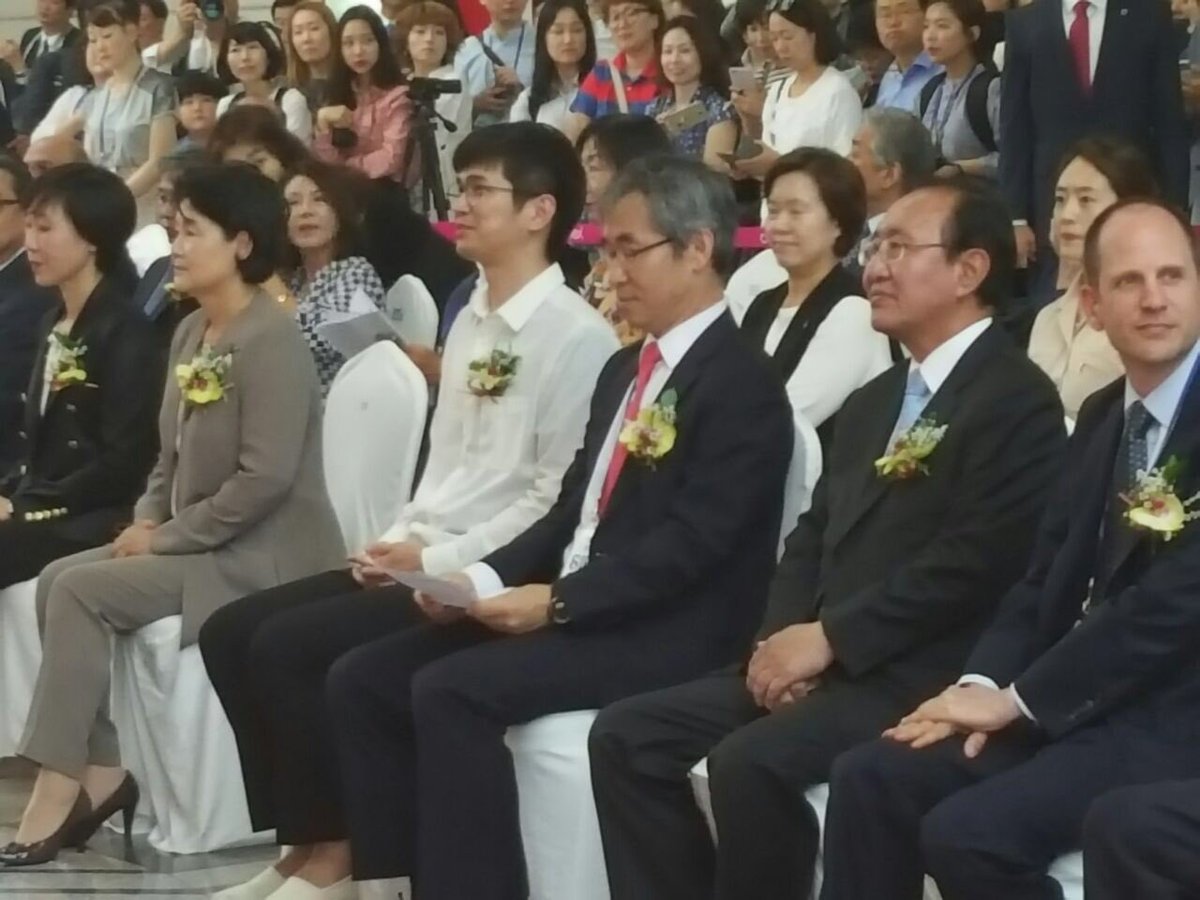 hcroh's tweet image. 오늘 서울국제도서전에서 김정숙여사로부터 책을 선물 받았다. &amp;lt;정유정의 히말라야 환상방황&amp;gt;. 지난번 황현산선생 저서선물에 대한 답례인듯하다. 동봉한 편지가 참 따뜻하다. 함께 나눌 내용이 많아 양해도 구하지 않고 공개한다.