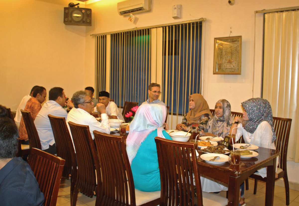 hermesaceh's tweet photo. Mr. Gregory Ernoult as BENCOOLEN International with Mr. Syafrial Munas and Management @hermesaceh in Banda Aceh #HappyBreakFasting https://t.co/dg3LR276II